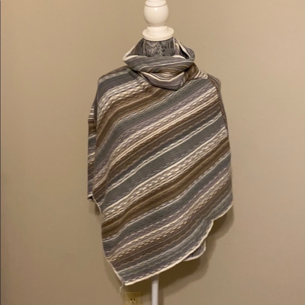 Women’s sweater poncho